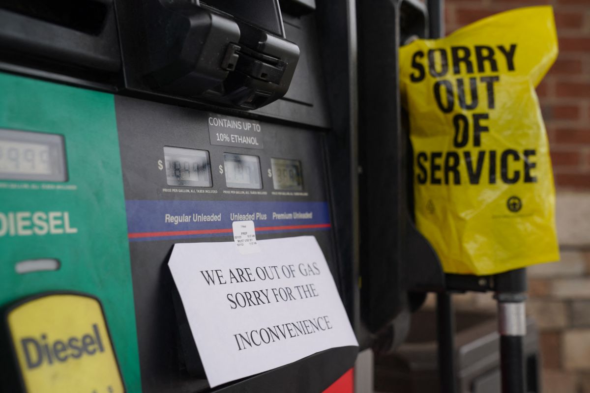 Una gasolinera advierte que no hay combustible disponible en Smyrna, Georgia.