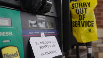 Una gasolinera advierte que no hay combustible disponible en Smyrna, Georgia.