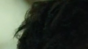 Uraz Kaygılaroğlu y Neslihan Atagül en una escena de 'La Hija del Embajador'.