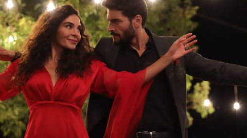 Ebru Şahin y Akin Akinözü protagonizan 'Hercai: Amor y Venganza'