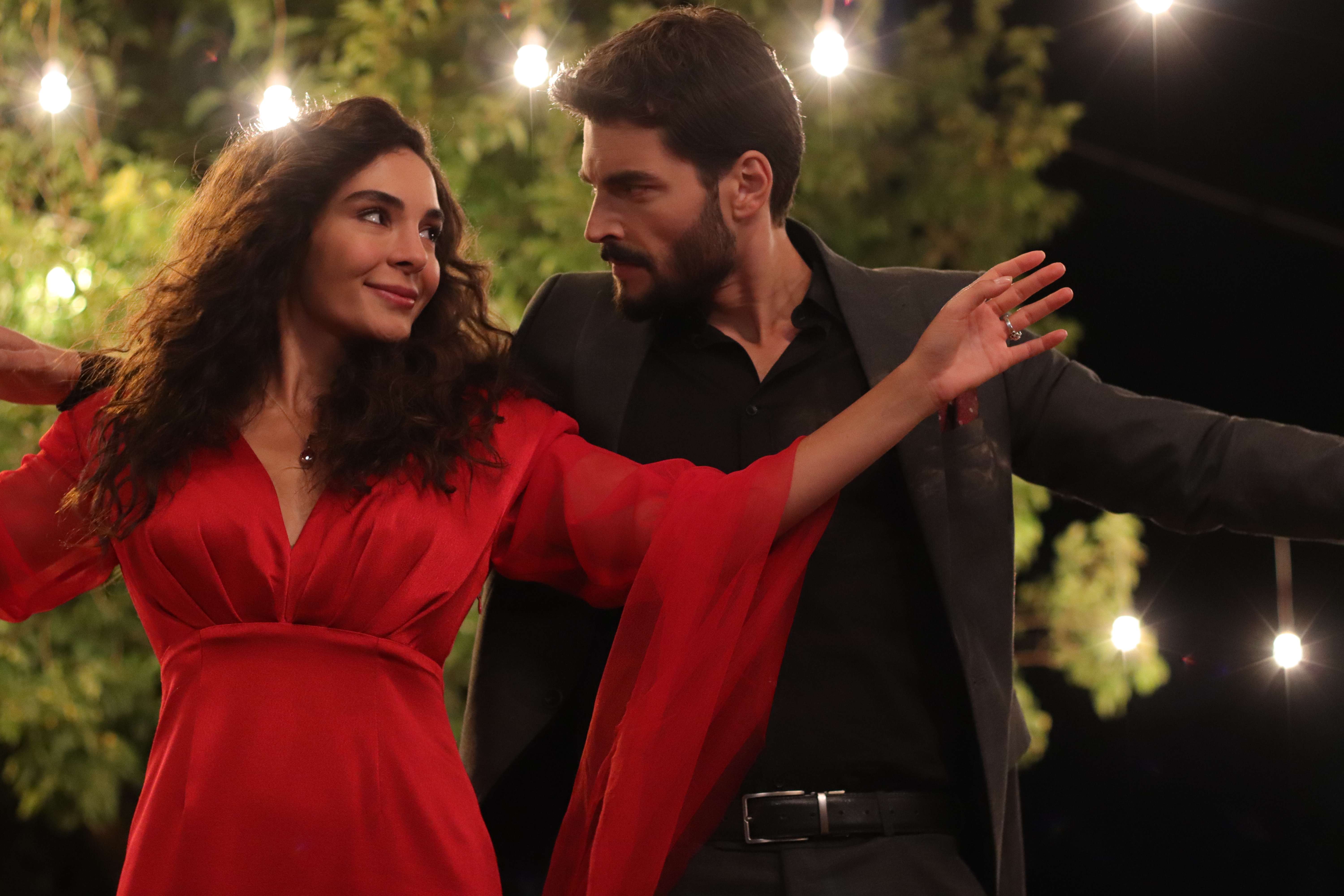 Ebru Şahin y Akin Akinözü protagonizan 'Hercai: Amor y Venganza'