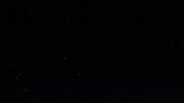 El destello del sol se refleja en el océano cuando el SpaceX Crew Dragon se acerca a la EEI.