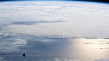 El destello del sol se refleja en el océano cuando el SpaceX Crew Dragon se acerca a la EEI.