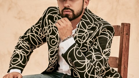 Joss Favela estrenó un disco que inspiró su vida en el rancho. Foto: Sony