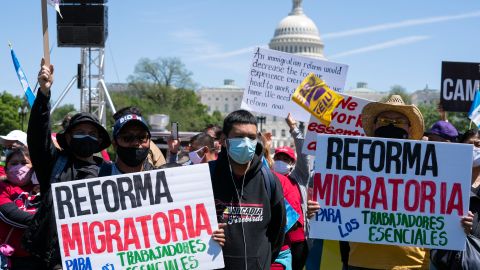 Manifestantes reclaman un camino a la ciudadanía en Washington D.C.