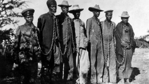 Prisioneros herero encadenados en 1904.
