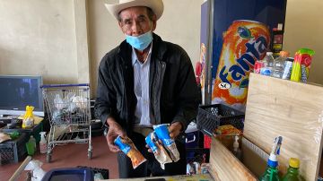 A sus 73 años, Maximiliano García Vázquez aún vende helados y frituras en el Valle de San Fernando. / fotos: Jorge Luis Macías
