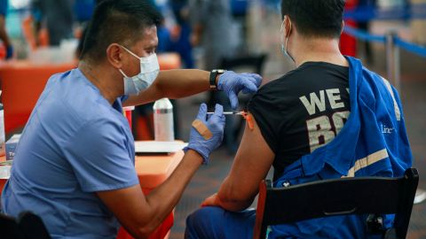 Miles de personas en California, ya recibieron al menos la primera dosis de la vacuna. / getty.