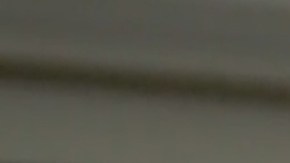 Engin Akyürek (Sancar) y Neslihan Atagül (Nare) en una escena de 'La Hija del Embajador' | Univision