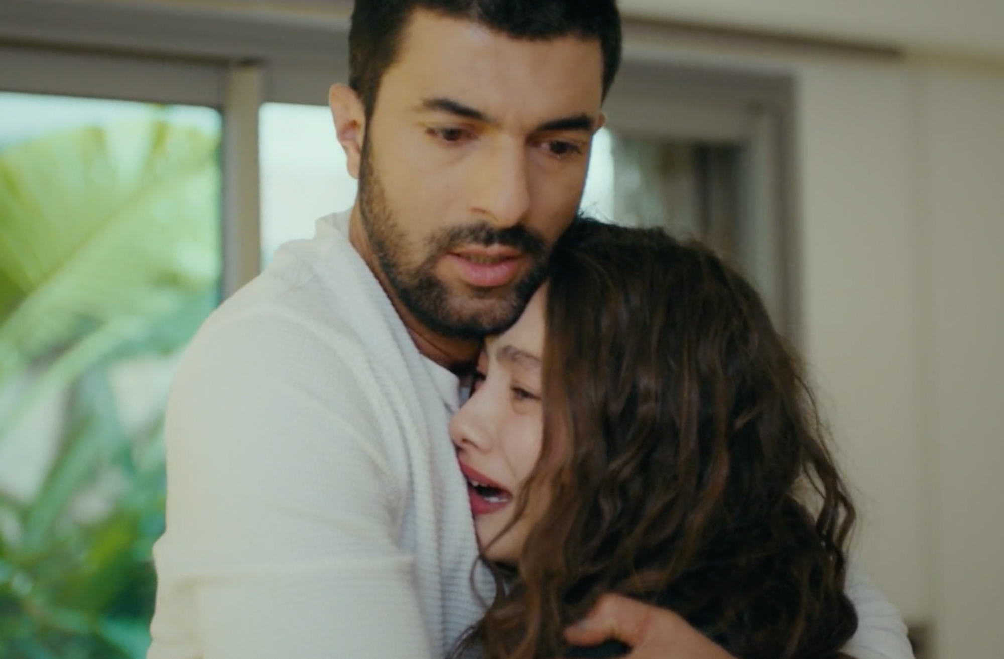 Engin Akyürek (Sancar) y Neslihan Atagül (Nare) en una escena de 'La Hija del Embajador' | Univision