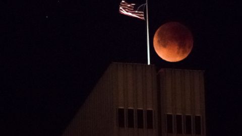 Una superluna sobre San Francisco, California, antes del amanecer del 31 de enero de 2018.