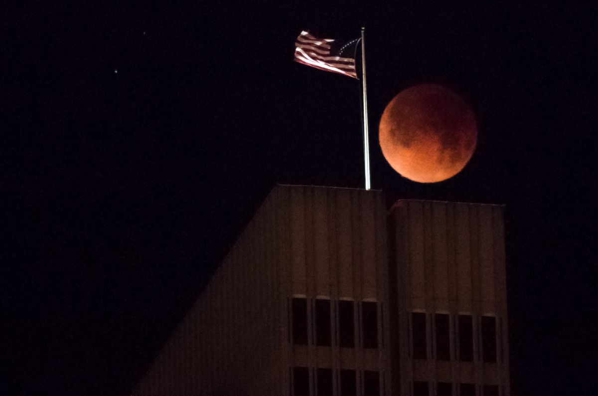 Cuándo se podrá ver la superluna de sangre de la “flor” y el eclipse lunar  total - La Opinión