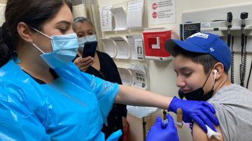 Jesús Bernal, de 12 años, ya recibió su vacuna. / fotos: Jorge  Luis Macías.