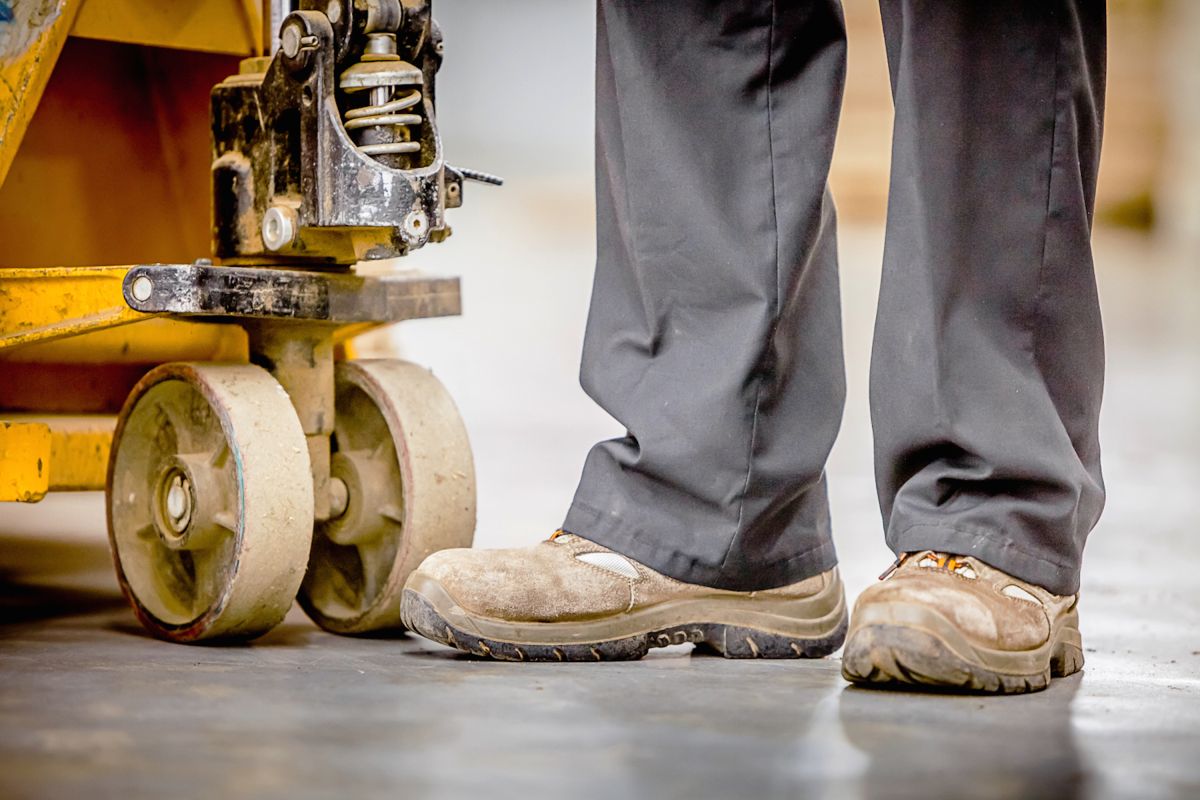 Los zapatos de seguridad son indispensables para los trabajos de construcción o maquinaria