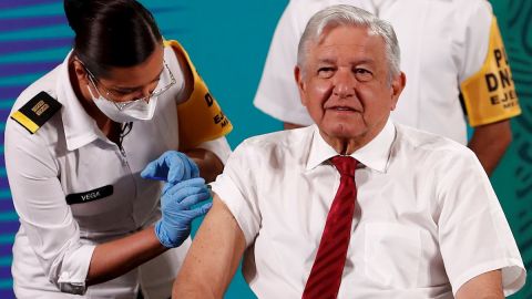 AMLO se vacuna