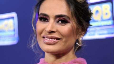 Galilea Montijo expone sus curvas en la playa posando con traje de baño rosa