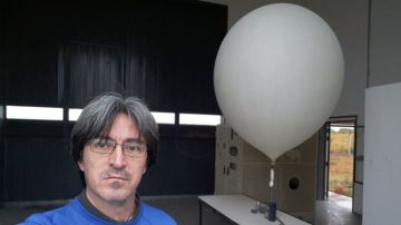 Víctor Oviedo, del Servicio Meteorológico Nacional de Argentina, lanza a diario un globo sonda desde Córdoba.