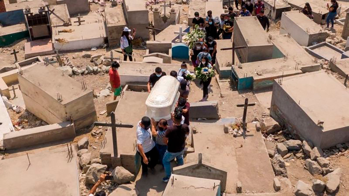 Perú duplica las muertes por COVID-19 tras una revisión de cifras y se convierte en el país con la mayor tasa de mortalidad per cápita del mundo