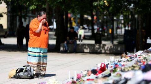 Un memorial rinde homenaje a los niños indígenas muertos en Canadá.
