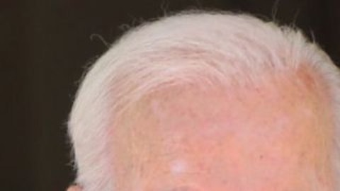Biden afirma que en lo personal se opone al aborto, pero que no quiere imponer su opinión a los demás.