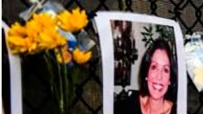 Familiares y amigos rezan para que alguno de los desaparecidos tras el derrumbe del edificio en Miami pueda ser localizado con vida.