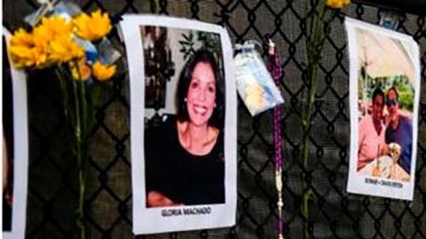 Familiares y amigos rezan para que alguno de los desaparecidos tras el derrumbe del edificio en Miami pueda ser localizado con vida.