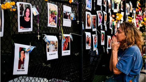 Familiares y amigos rezan para que alguno de los desaparecidos tras el derrumbe del edificio en Miami pueda ser localizado con vida.