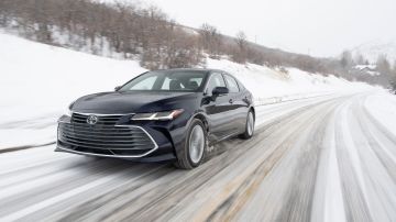 Foto del Toyota Avalon Hybrid 2021 en plena carretera durante el invierno