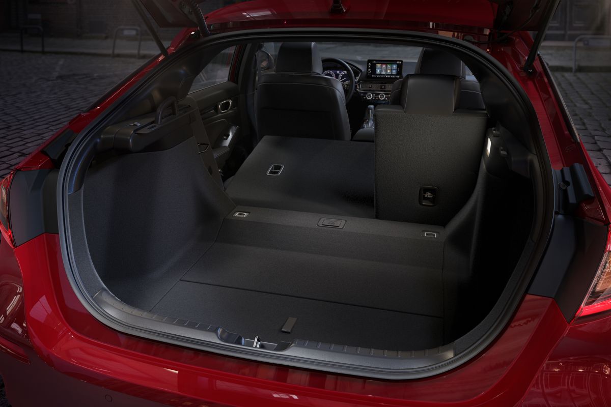 Foto de la zona posterior del Honda Civic Hatchback 2022 con la puerta abierta