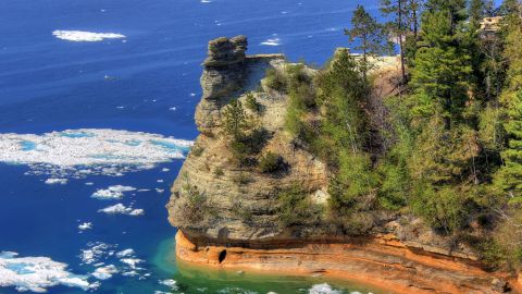 Vista de Miner's Castle y el lago Superior en Pictured Rocks National Lakeshore, Michigan