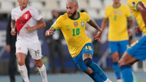 Neymar lució un look platinado durante la Copa América.