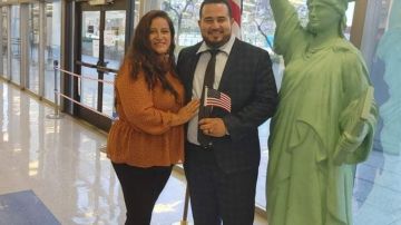 Oscar Revolorio junto a su esposa Claudia Revolorio el jueves en su juramentación de ciudadanía. (Suministrada)