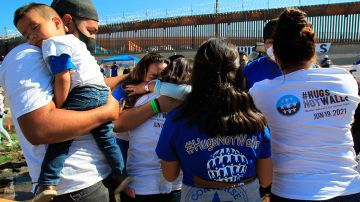 Familias de migrantes de EE.UU. se reunieron con sus familiares en México por unos minutos.