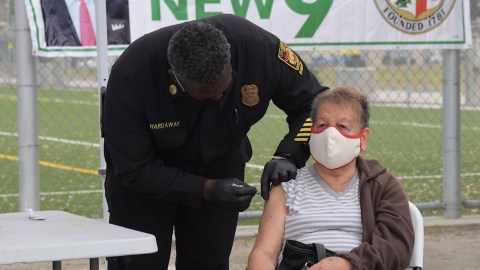 El concejal Curren Price lleva sitios móviles para vacunar a los más necesitados. (Suministrada)