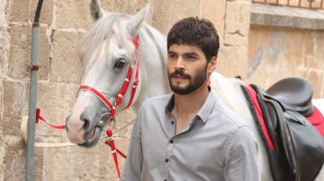 Akin Akinözü es Miran Aslanbey en 'Hercai: Amor y Venganza'