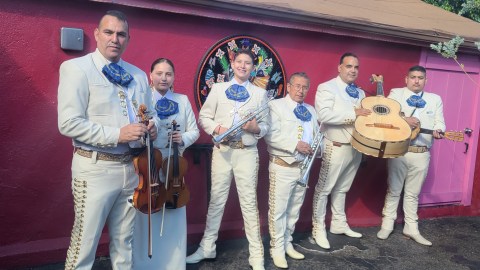 Alex Cisneros (i) y su mariachi Nuevo Guadalajara. (Suministrada)