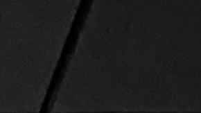 Foto de dos personas conversando junto a un edificio con el logo de Apple