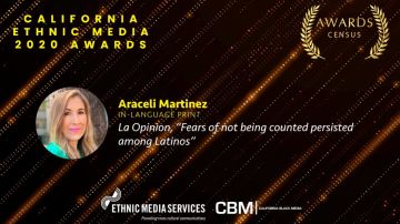 La periodista de La Opinión, Araceli Martínez recibe reconocimiento de Ethnic Media Services. (Cortesía Ethnic Media Services)