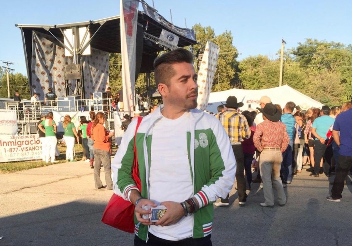 Armando Ramírez apoya en la distribución de condones en un festival.