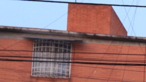 VIDEO: Sinaloense mata a su esposa e hijastra, al verse acorralado por policías se dispara