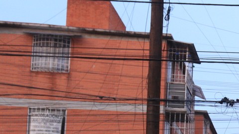 VIDEO: Sinaloense mata a su esposa e hijastra, al verse acorralado por policías se dispara