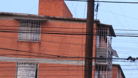 VIDEO: Sinaloense mata a su esposa e hijastra, al verse acorralado por policías se dispara