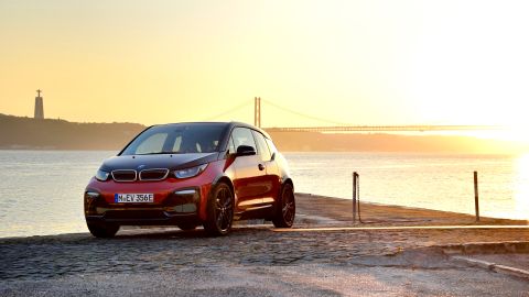 Foto del 2018 BMW i3 con el mar de fondo