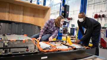 Foto de varios científicos de Ford trabajando en la construcción de baterías para autos eléctricos
