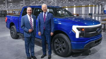 Foto de Bill Ford junto a Joe Biden, durante la visita del presidente a la planta de Ford en Dearborn, Michigan