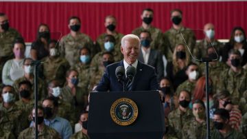 Joe Biden se dirige al personal de la Fuerza Aérea de EE.UU. En la base Mildenhall en Suffolk, Reino Unido.