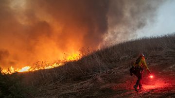 Los incendios en el norte de California dificultan el trabajo de los promotores de la vacuna. (Getty Images)