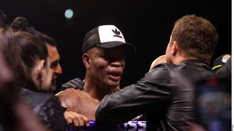 Anderson Silva es felicitado por Saúl Álvarez en el Estadio Jalisco.