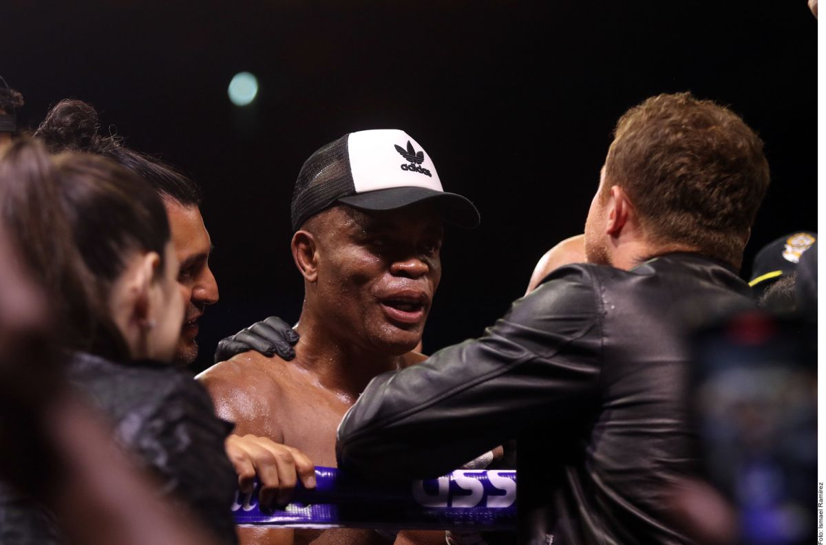 Anderson Silva es felicitado por Saúl Álvarez en el Estadio Jalisco.