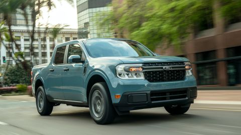 Foto de la Maverick 2022 de Ford en color azul